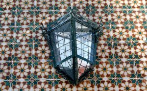 Alcobaça Essencial candeeiro antigo sobre azulejos