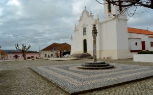 Pelourinho de Alfeizerão , Alcobaça, no Largo da Igreja