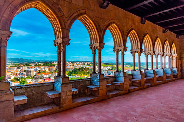 Galeria do Castelo de Leiria com vista sobre a cidade