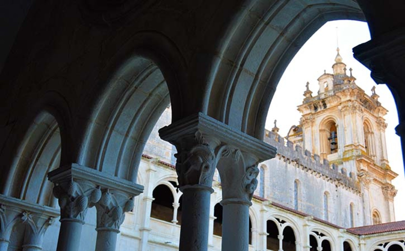 Claustro de D. Dinis e torre da igreja do Mosteiro de Alcobaça