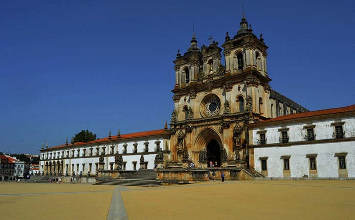 Fachada do Mosteiro de Alcobaça vista do Rossio, Património Mundial da UNESCO